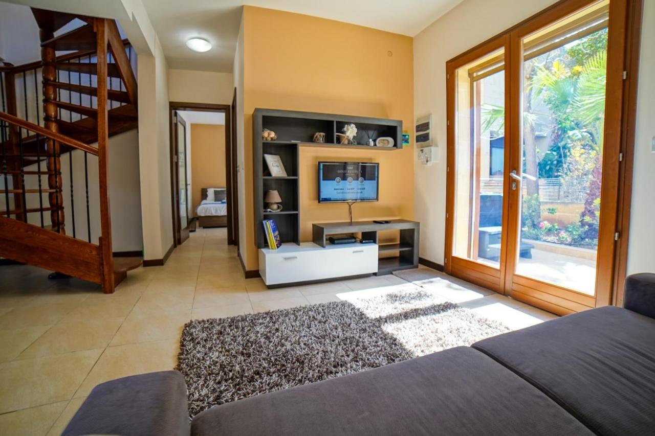 Getawaynpetto Private Duplex Maisonette With Jacuzzi Hot Tub Mgarr Exteriör bild